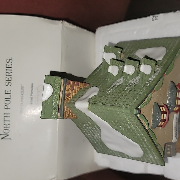 Dept 56  Heritage Village, North Pole Series,  Elves Bunkhouse, 5601-4 - Picture 8 of 14